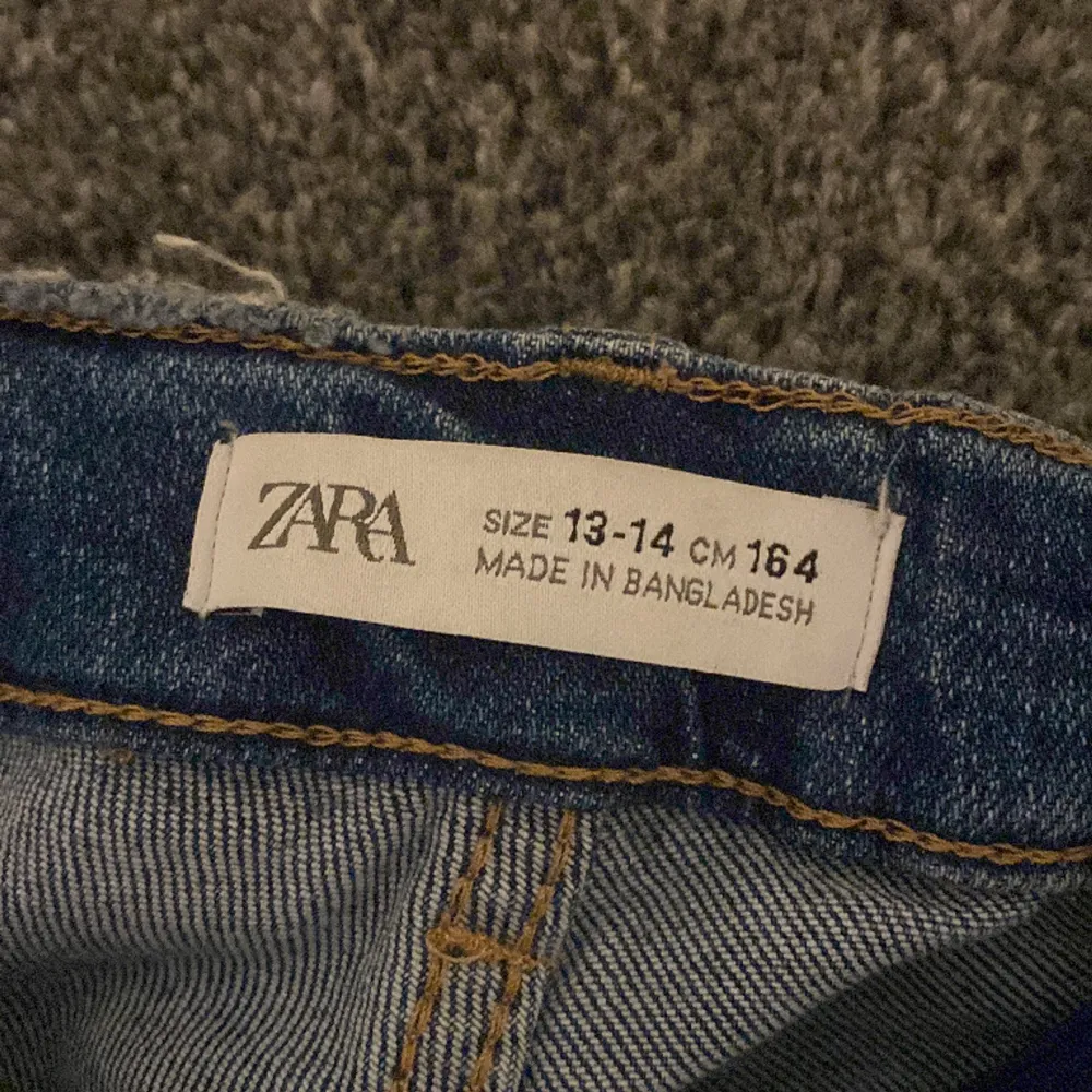 Säljer dessa bootcut jeansen ifrån zara. Dem köptes ganska nyligen. Dem är storlek 164. Skriv privat för flera frågor💕. Jeans & Byxor.