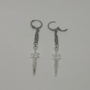 Örhängen ~Chained sword~ - Örhängen som är gjorda/designade av mig. De är nya/oanvända. Huggies/ringar i 304 rostfritt stål ⚔️