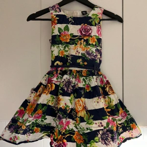 BarnKlänning 7-8år - Väldigt fin klänning 