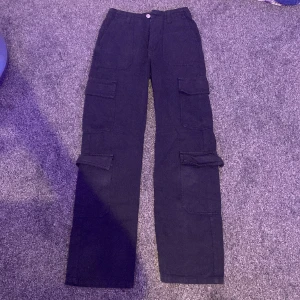 Svarta Cargopants - Säljer dessa svarta kargopants från Zara. Dem köptes för 450kr. Den är inte alls använda, skriv privat för flera frågor eller bilder.💕