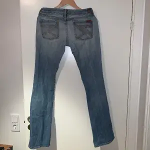 Lågmidjade bootcut jeans, säger pga försmå🌸🌸pris kan diskuteras, storlek S💗