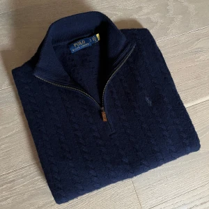 Ralph Lauren quarter zip - Riktigt snygg Ralph Lauren quarter zip. 55%ull, 45%bomull. Skick (9/10), sparsamt använd. Köpt från zalando i våras och självklart finns kvitto. Perfekt till vintern då den är varm och skön. (Nypris 2400) Hör av dig för mer frågor.//Carl