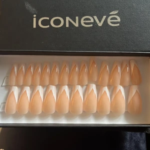 Iconevé lösnaglar  - Supersnygga naglar som bara är att klicka på din egna nagel , inget lim behövs .  Nytt och oanvänt 