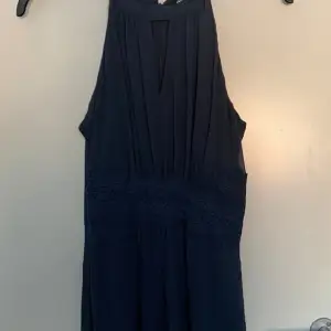 Mörkblå klänning, aldrig använd och har lappen kvar. 