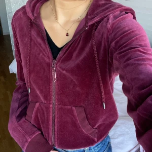 Vinröd fenty zip up hoodie - Jättefin y2k fenty by Rihanna hoodie i velour köpt för 800kr. Sparsamt använd och i fint skick! Skriv för fler bilder☺️ 