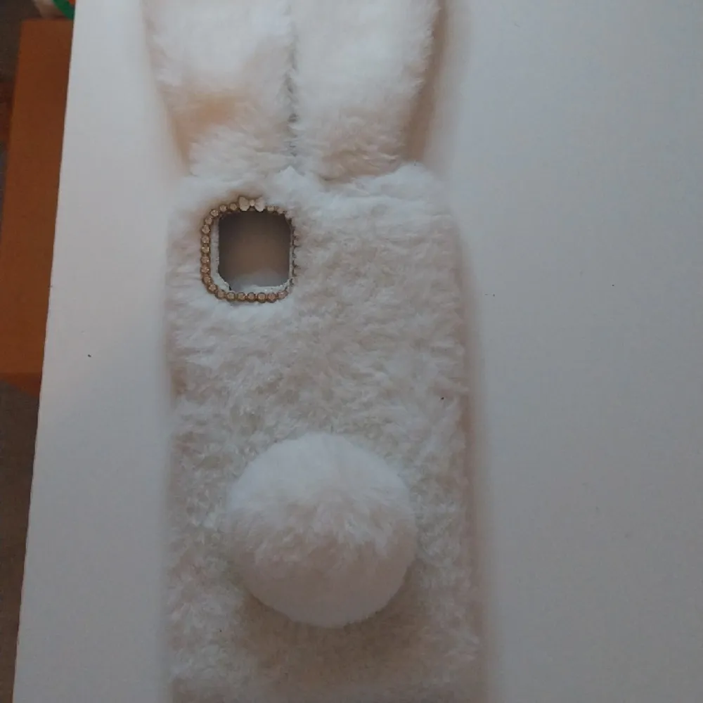 Ett mobilskal som ser ut som en kanin tillhör Samsung a12. Ny pris 250 kr . Accessoarer.