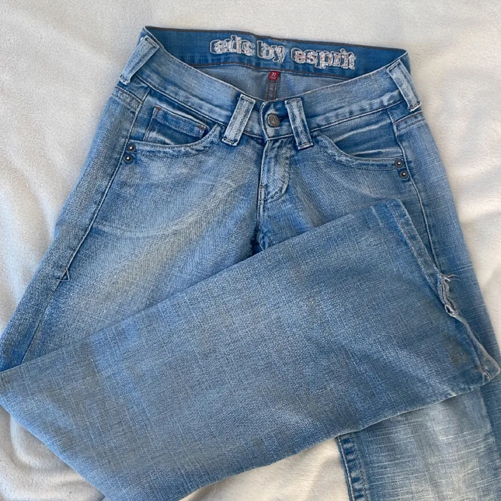 Så snygga jeans från espirit! Små för mig därför jag säljer dom😩 matchar med allt och bootcut😍vid fler bilder hör av er🙏🏼. Jeans & Byxor.