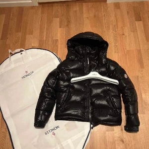 Moncler Maya  - Tja! Säljer min Moncler Maya size 2(S,M) pga att den är för liten, kan byta upp mig en storlek (3) eller möjligtvis byta mot någon annan jacka. Jackan är i 9/10 skick och kvitto finns, Qr kod finns. Om det är något ni undrar är det bara att hojta! 