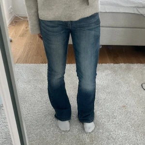 Lågmidjade jeans - Mörka lågmidjade, vintage jeans från levis