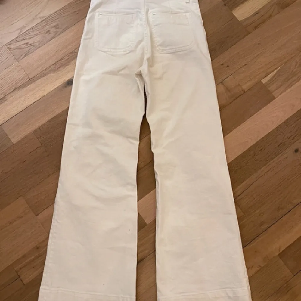 Very good condition flare jeans  Y2K style  Waist size 27 Length 32. Jeans & Byxor.