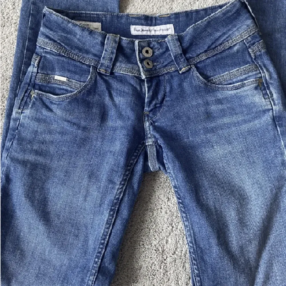 Lägger ut mina pepe venus jeans igen❤️ de är i modellen straight och säljer på grund av att de är för små ❤️  nypris är 1000kr säljer direkt pris 599kr men kan tänkas sänka priset mycket❤️ säljer ett par likadana i en nörkare färg också. Jeans & Byxor.