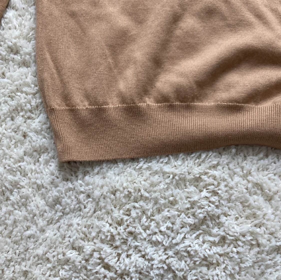 Lattebrun långärmad tröja från COS - 91