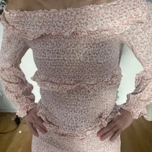 Somrig klänning från Bikbok i storlek s men väldigt stretchiga material så passar nästan alla storlekar skulle jag säga.