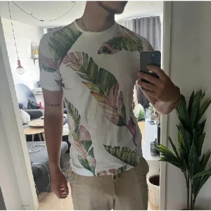 T-shirt Selected Homme - Säljer en t-shirt från Selected Homme, fint skick. Storlek M.