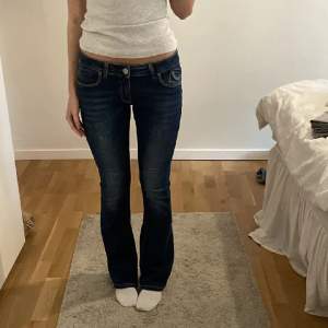 säljer dessa jeans köpta för plick för några veckor sen då de var för stora för mig, därav lånade bilder från förra ägaren💓 det går bra att klicka på ”Köp nu”