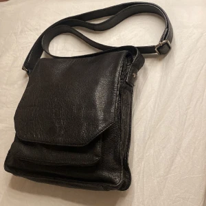 Tiger of sweaden väska 💖 - Snygg tigerväska bra skick har varit Har varit med i ungefär 1 år ❤️ Går att deala sig fram till lägre priser👌fin och i bra skick 