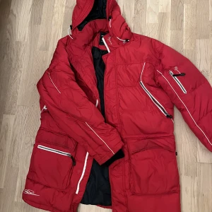 Pelle P vinterjacka  - Super snygg jacka ifrån Pelle P, perfekt nu till vintern då den är jätte varm! Inga defekter. I fint skick. Kan användas som unisex.