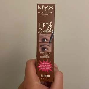 Ögonbrynspenna - Världens bästa ögonbrynspenna! Köpte tyvärr fel färg därför säljer jag. Helt oöppnad 🥰 ny pris 169kr. 