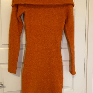 Orange klänning - Fin färg, lite för färgglad för mig och hittade inget tillfälle att använda. Helt ny, köpt för ett år sedan. Perfekt för halloween utklädnad eller om du vill ha ett nytt plagg med en rolig färg! Nypris 199kr. Klänningen är stickad.💓💓