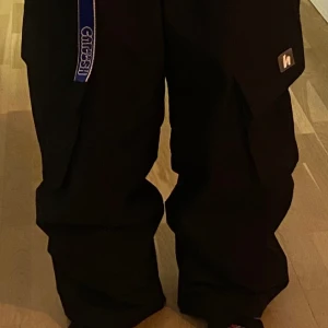 Harlaut apparel byxor - Säljer mina henrik harlaut byxor storlek M. Byxorna är använda 3-4 dagar och har inga tecken på slitage. Köpte dem nu under fall 23 