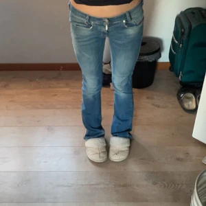 Lågmidjade jeans - Säljer dessa as snygga blåa disel jeansen köpta här på plick! Defekter är på bild 3💗Jag är 160 och de är mycket långa på mig! innerbenslängd: 73cm midjemått (där man har skärp) : ca 84cm