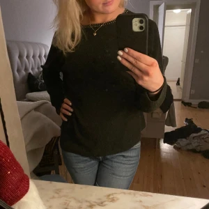 Stickad tröja - Fin stickad tröja med små stenar vis halsen, är i st XL men sitter fint på mig som vanligtvis är S❤️
