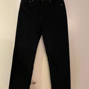 Svarta jeans från & Other Stories, byxstorlek 28 (skulle uppskatta storlek 36/38). Använda men i bra skick.