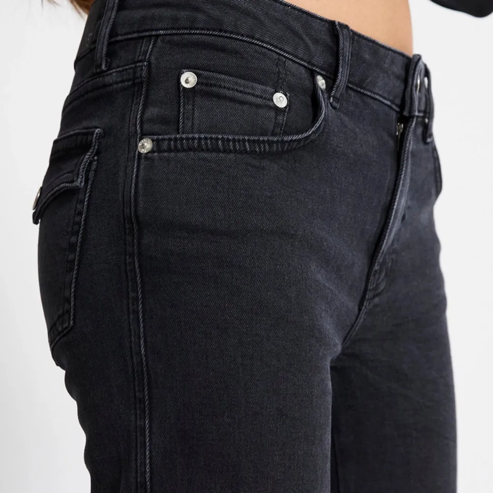 Skitsnygga jeans med fickor där bak. De är i storlek xxs full length men funkar även för mig som brukar ha xs/s. Använt de en gång men insåg att de inte var min stil. Skriv om ni vill ha egna bilder. Pris går att diskutera!. Jeans & Byxor.