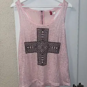 Gulligt linne köpt för väldigt länge sen på H&M!🎀 Väldigt djupa vid armhålorna💞 Lite svagt genomskinlig. Pytteliten fläck (se sista bilden) på framsidan, går säkert att få bort i tvätten!🌸 Pris går att diskutera