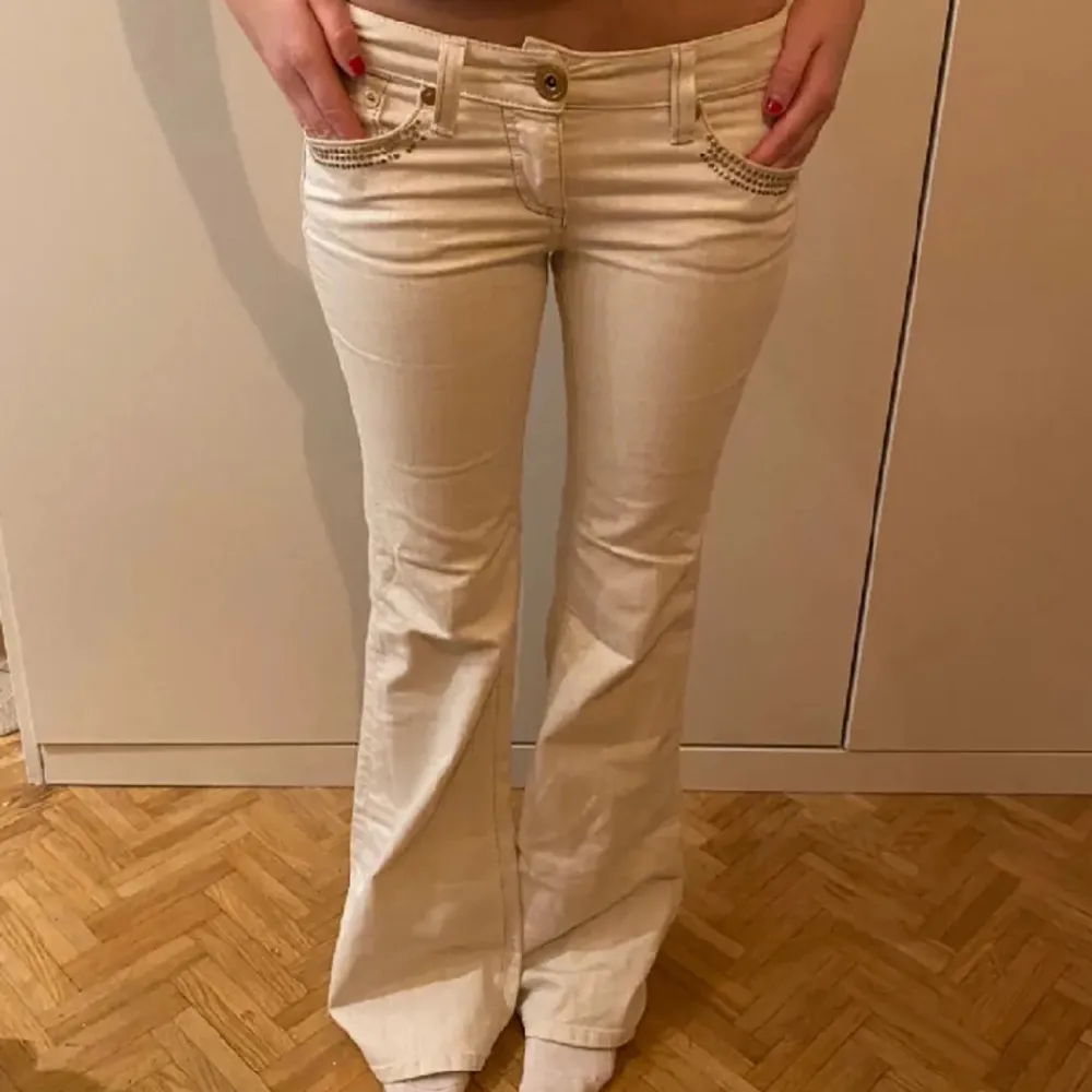 Super snygga beiga low waist jeans från vera moda, inga defekter eller fläckar, säljer på grund av att det är för små💗 OBS tagen bild skriv för egna💗. Jeans & Byxor.
