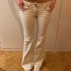 Super snygga beiga low waist jeans från vera moda, inga defekter eller fläckar, säljer på grund av att det är för små💗 OBS tagen bild skriv för egna💗