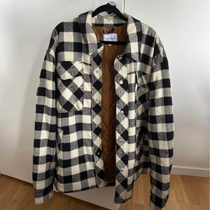 Vinter jacka  - Helt ny höst / vinterjacka från carlings. ❄️ Aldrig använd. ❣️ Storlek XL, köpt på Herr sidan. 