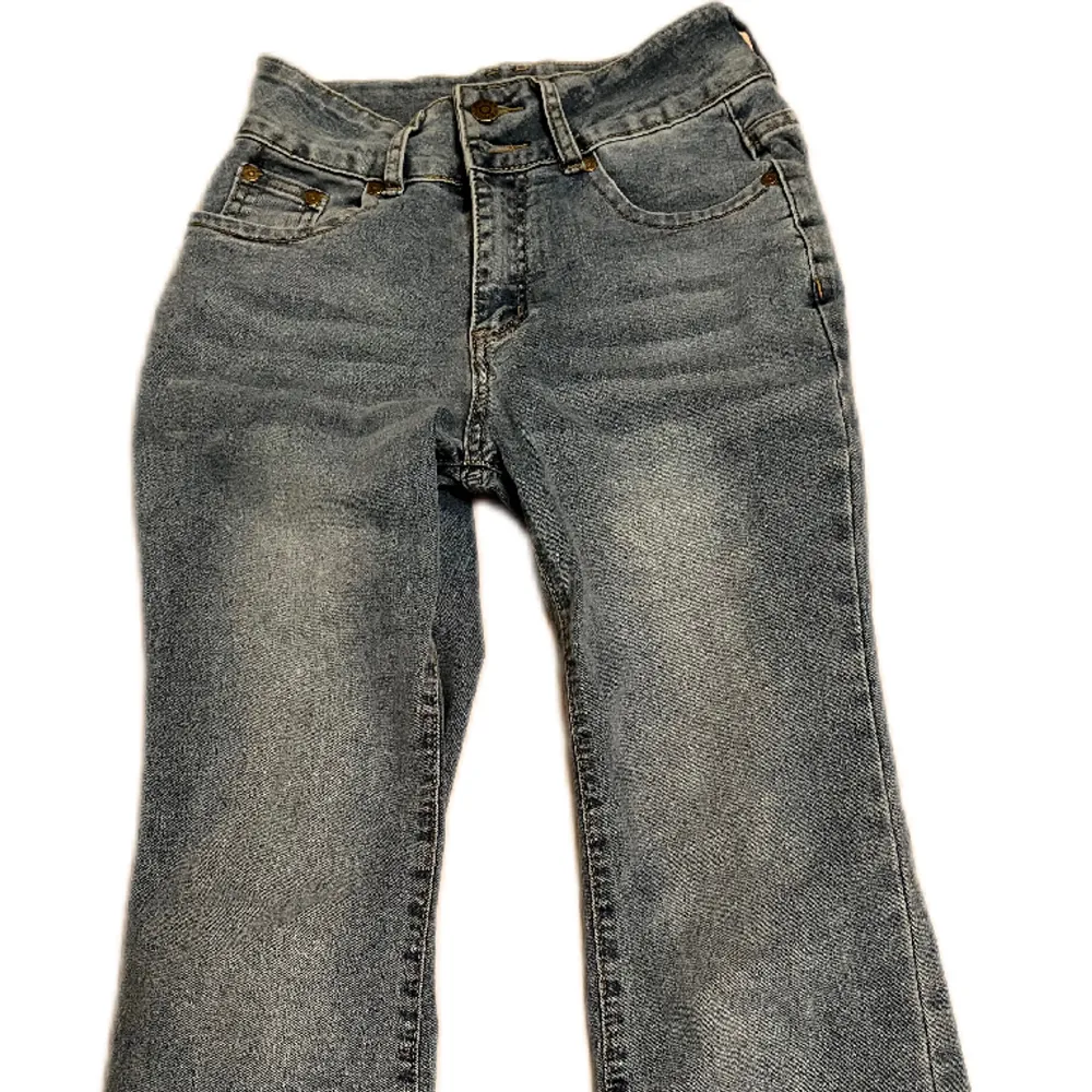 Högmidjade Bootcut jeans. Jag har använt de vid ett tillfälle men efter det har de bara legat i min garderob. De sitter bra och är inte för långa på mig som är 165. De är i storlek S. Vet inte vart de kommer ifrån.. Jeans & Byxor.