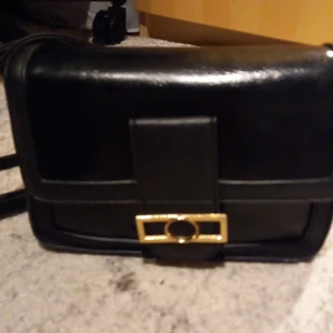Väska - Svart väska. Jätte fin. Köpt från zalando. Orginalpris 450