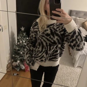 Stickad tröja💕 - Super fin stickad tröja som inte kommer till användning längre💕tröjan är i storlek m och tycker den sitter perfekt oversized på mig som vanligtvis har xs-s, skriv för fler frågor eller bilder💕