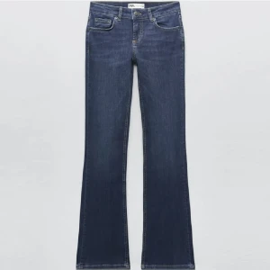 Mörkblåa jeans från zara  - Knappast använda, lite långa på mig som är 160 💓