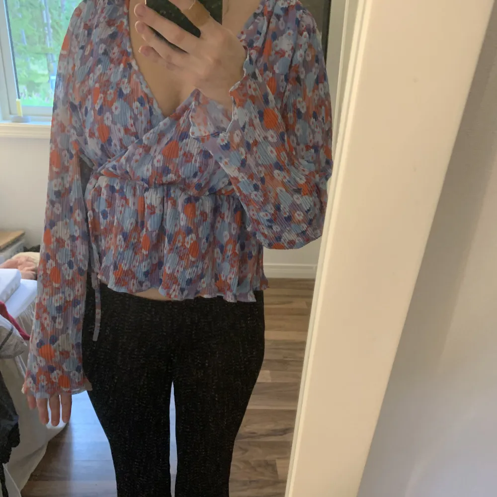 Lite kortare blommig blus. Aldrig använd 100 kr + frakt💕. Blusar.