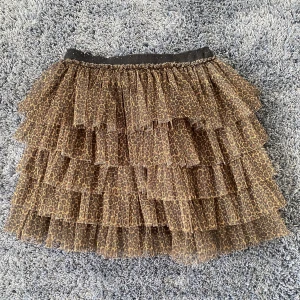 Leopardmönstrad tyllkjol  - En leopardmönstrad tyllkjol ifrån zara som också kan användas som en topp! Köpt på barnavdelningen men passar XS/S🐆