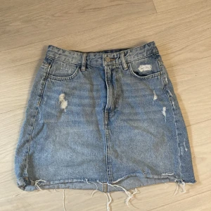 jeans kjol - Såå fin jeans kjol nu till augusti, använd ett par gånger men det är ändå bra skick. Strl 36.