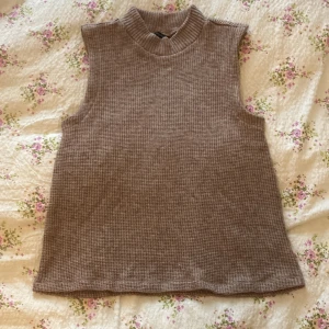 Happy Holly väst stickad  - Har själv köpt second hand men den har inte större tecken på användning och är relativt ny💫