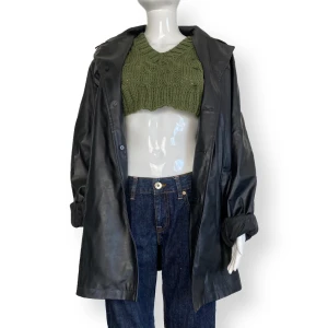 Skinnjacka  - En jacka av fejkskinn, vet ej om den är för man eller dam. Materialet är lite skrynkligt + några få fläckar. Storlek Medium. Ärmarna är upprullade på bilderna! MÅTT: Axel till axel 49cm, ärmlängd (nerrullad) 64cm, armhåla till armhåla 59cm & längd 80cm. 