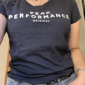 Peak performance T-shirt  - T-shirt från peak, använd men i bra skick.