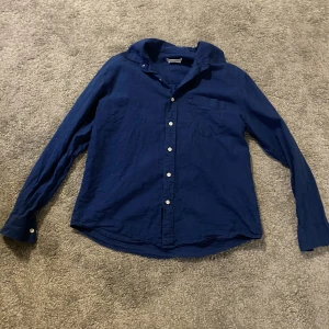 Långärmad linne skjorta  - Säljer min linne skjorta för har ingen användning av den längre men den är i väldigt bra skick då jag knappt har använt den😃om du har nån fråga det är bara att fråga på! Skulle ochså kunna sänka priset vid snabb affär och intresse.