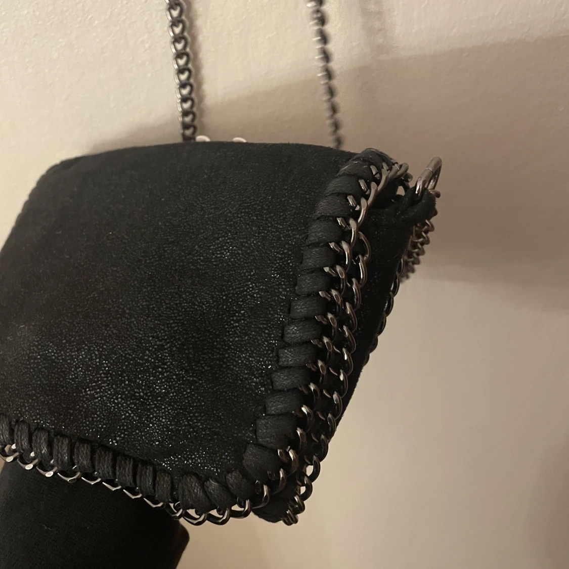 Svart glittrig kedjeväska  - 90