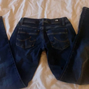 Ltb Jeans! - INTE SÅLDA!!!! Säljer mina favorit jeans då dom tyvärr blivit förkorta, storlek 26/30. Använda men inga effekter alls, jätte bra skick⭐️ kan även tänka mig byten mot 26/32 eller 25/32💘 färgen på jeansen är som på 3dje bilden! 