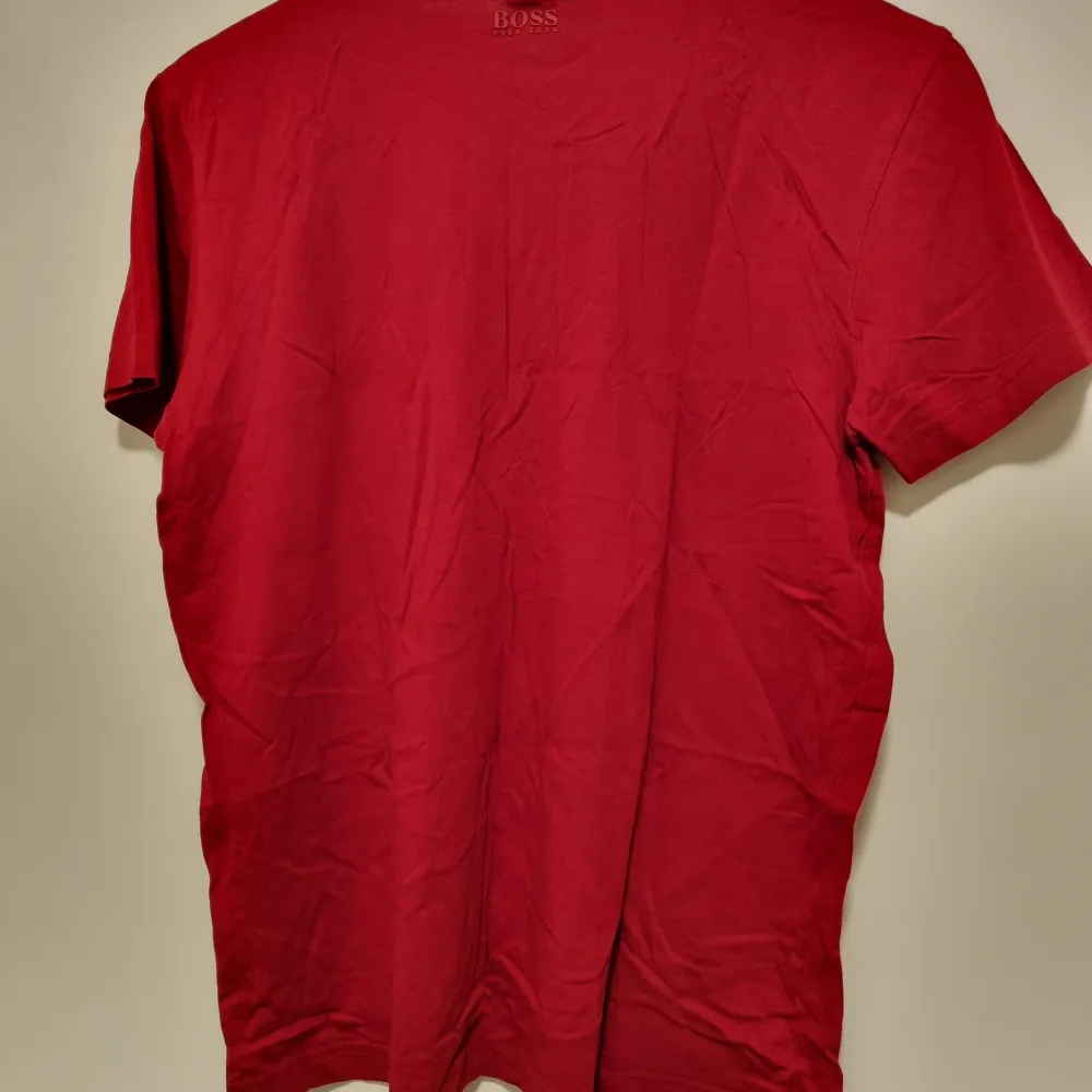 Mörkare röd t-shirt. Fint skick.. T-shirts.