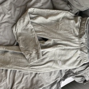 Grå nike mjukisbyxor  - Jätte sköna nike byxor! Har kanske använt max 4 gånger!
