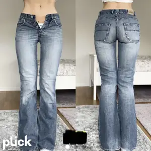 Säljer dessa snygga lågmidjade jeans då de tyvärr är för små!! Köpta här på Plick, lånade bilder!! 