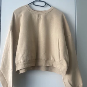 Musig tjocktröja - AS fin tjocktröja från Lager 157! Den är jätte mjuk o gullig! Funkar på allt möjligt! Den är lite använd men har inga fläckar eller sånt alls! Köptes för 100kr