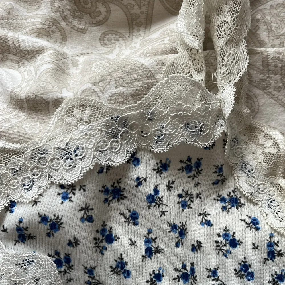 Supergulligt linne med blå blommor och spets💕 knappt använt💕. Toppar.